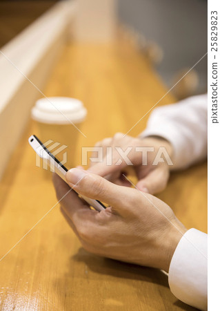 在咖啡館操作智能手機 25829823