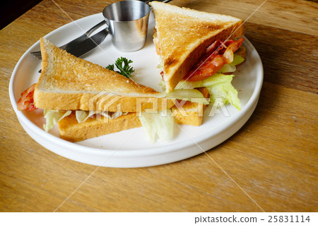 Bacon sandwich with fresh vegetables. 25831114