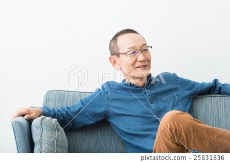 男性在沙發上放鬆（高級） 25831836