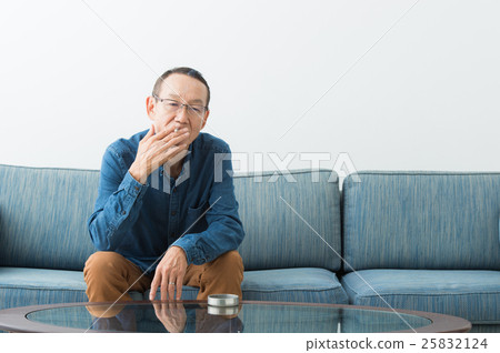 抽香煙的老人 25832124