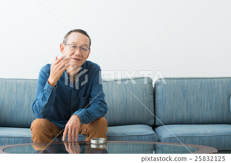 Senior men smoking cigarettes 25832125