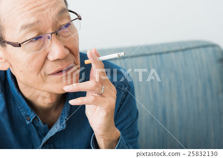 抽香煙的老人 25832130