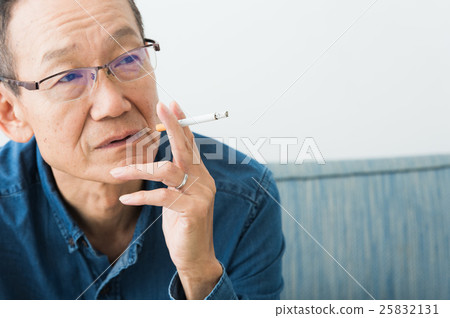 抽香煙的老人 25832131
