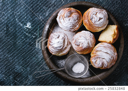 Modern pastries cruffins 25832848