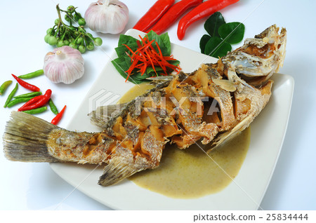 Deep fried fish in green curry sauce 25834444