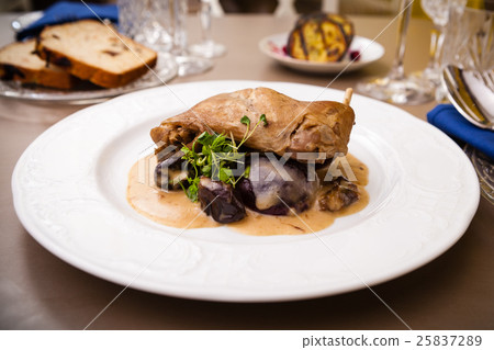 Stewed rabbit leg 25837289