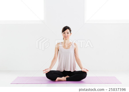 Women who do yoga Women who do yoga 25837396