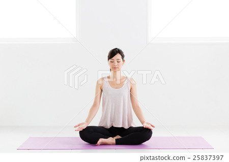 Women who do yoga Women who do yoga 25837397