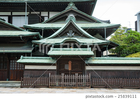 遊客參觀道後溫泉本館的場景 遊客參觀道後溫泉本館的場景 25839111