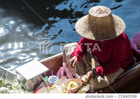 Damnoen Saduak floating market 25840599
