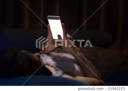 Using cell phone at night lead to blindness Using cell phone at night lead to blindness 25842225