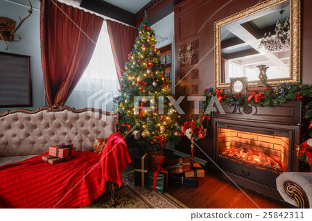 Christmas morning. classic apartments with a white Christmas morning. classic apartments with a white 25842311