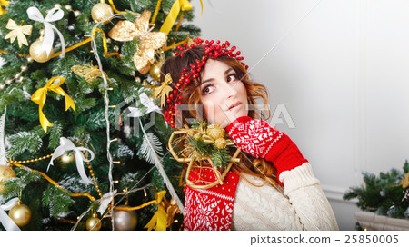 Girl next to a Christmas tree 25850005