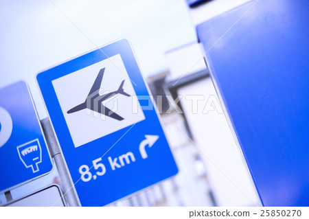 The blue road signs with the sign of the aircraft 25850270