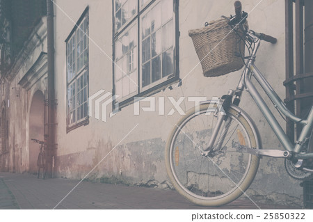 Bicycle with a basket in the old town 25850322