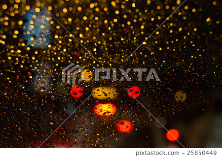 多雨的球迷離。雨擋在擋風玻璃上 25850449