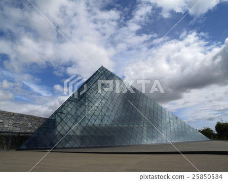 玻璃金字塔和藍天和雲彩 玻璃金字塔和藍天和雲彩 25850584