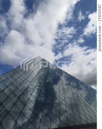玻璃金字塔和藍天和雲彩 25850587