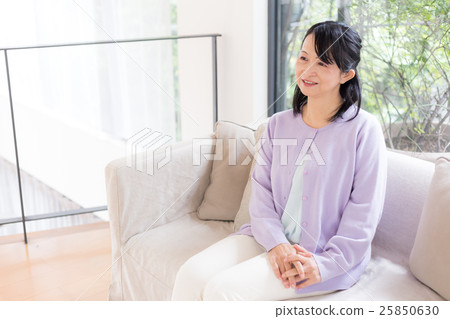Middle women Middle women 25850630