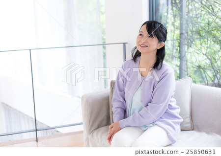 Middle women 25850631