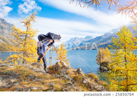 Landscape photographer with old vintage plate camera Landscape photographer with old vintage plate camera 25850784