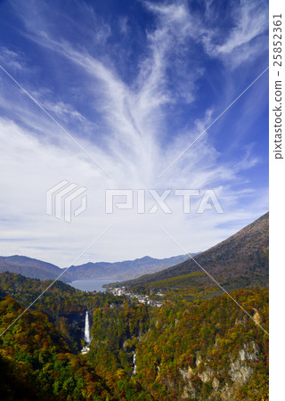 華嚴瀑布被秋葉和中禪寺包圍 25852361