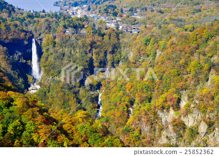 華嚴瀑布被秋葉和中禪寺包圍 25852362