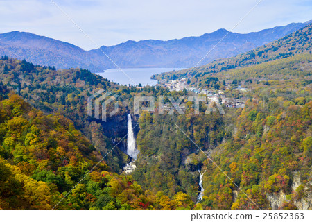 華嚴瀑布被秋葉和周圍的中禪寺湖環繞 華嚴瀑布被秋葉和周圍的中禪寺湖環繞 25852363