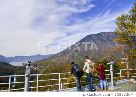 從Akihira天文台觀看華嚴瀑布和中禪寺湖的人們 從Akihira天文台觀看華嚴瀑布和中禪寺湖的人們 25852364