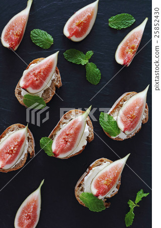 Open sand of fig and cream cheese 25852430