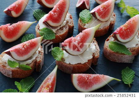 Open sand of fig and cream cheese 25852431