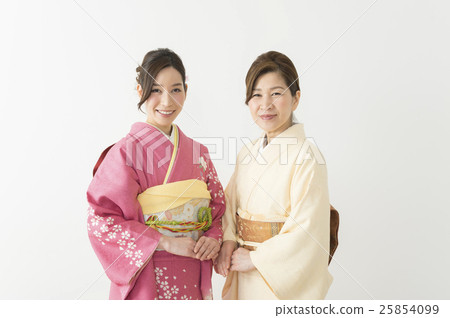 Parent and child in Japanese clothes form 25854099