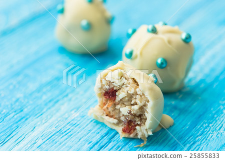 Protein bites with lemon and cranberry Protein bites with lemon and cranberry 25855833