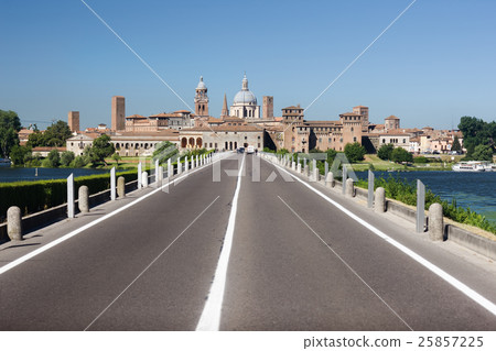 Road in Mantua in the early morning 25857225