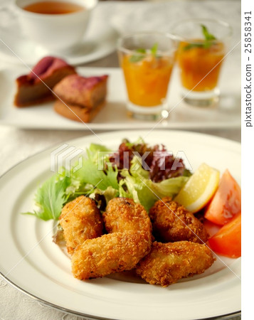Oyster fried lunch (high angle) 25858341