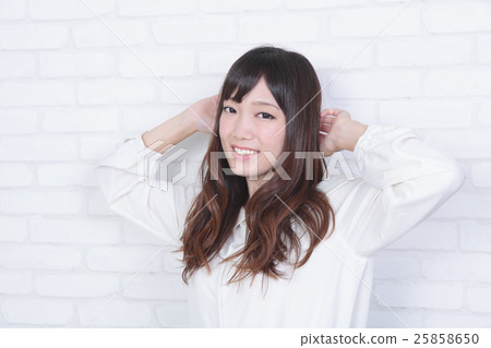 Young lady's hair style 25858650