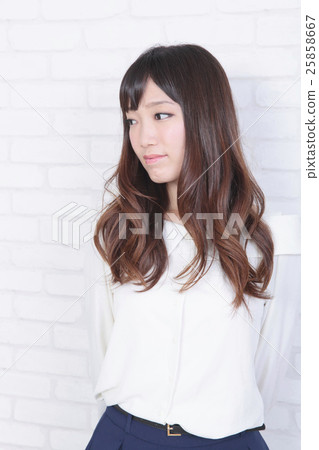 Young lady's hair style 25858667