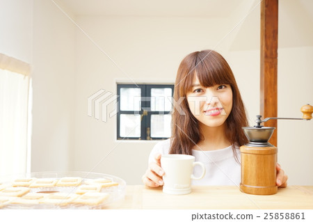 A young Japanese woman working in a cafe 25858861