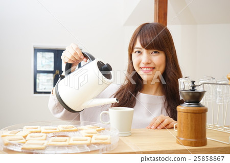 A young Japanese woman working in a cafe 25858867