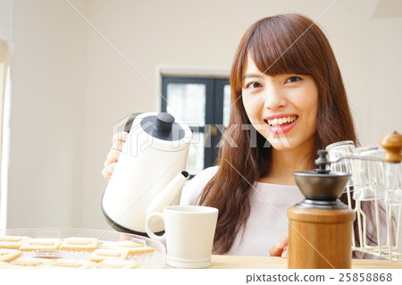 A young Japanese woman working in a cafe A young Japanese woman working in a cafe 25858868