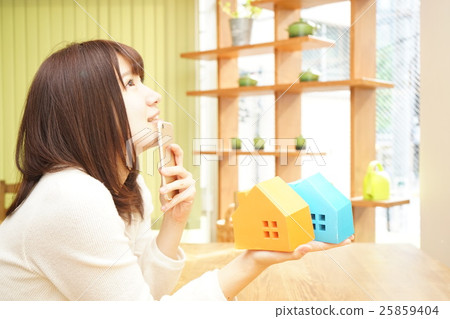 搜尋房子的一名年輕日本婦女 搜尋房子的一名年輕日本婦女 25859404