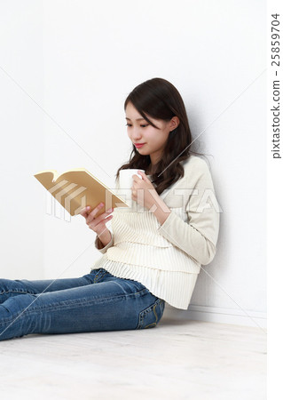 一個女人讀(坐著伸出腿) 一個女人讀(坐著伸出腿) 25859704