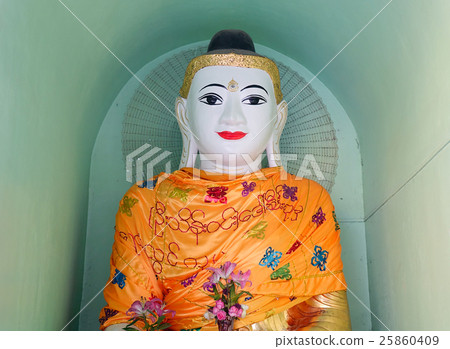 Buddha statue in Shwedagon Paya Buddha statue in Shwedagon Paya 25860409
