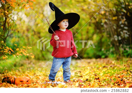 Little wizard outdoors portrait Little wizard outdoors portrait 25862882