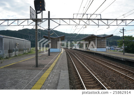 Echigo Toki meki railroad Nihonkai yuisai line · Nishi station platform. Asahi cho, Shimonishikawa gun, Toyama Prefecture, Japan 25862914