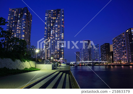 Park in the waterfront area 25863379