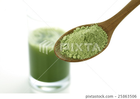 Green juice on green juice and spoon 25863506