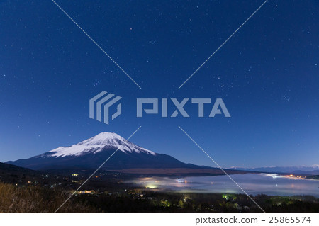 山梨_山中湖全景站的富士山 山梨_山中湖全景站的富士山 25865574