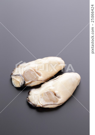 Raw oysters (from Hiroshima, for heating) 25866424