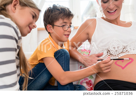 Pregnant mom gets body painting by her childs 25871036